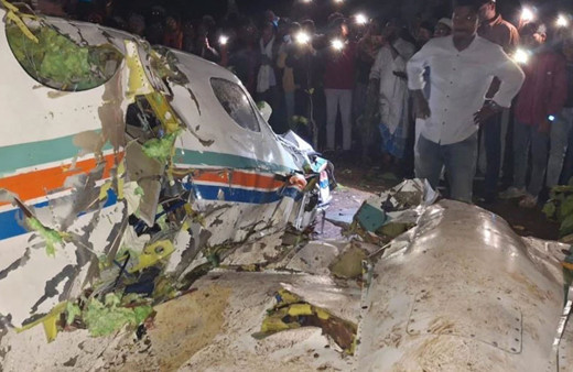Hindistan'da ambulans uçağı düştü: 7 ölü