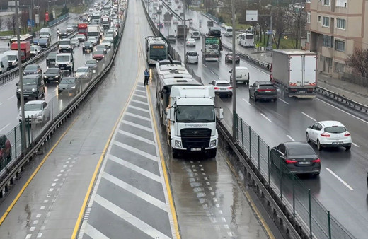Avcılar'da 2 metrobüs çarpıştı: Yaralılar var