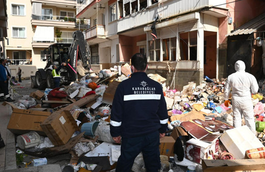 İzmir'de mahalleli şok yaşadı! 2 katlı evden 12 kamyon çöp çıkarıldı...