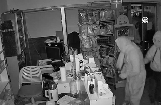 Sivas'tan şaşırtan haber! 3 erkek kadın çarşafı ve etek giyip bakın ne yaptılar