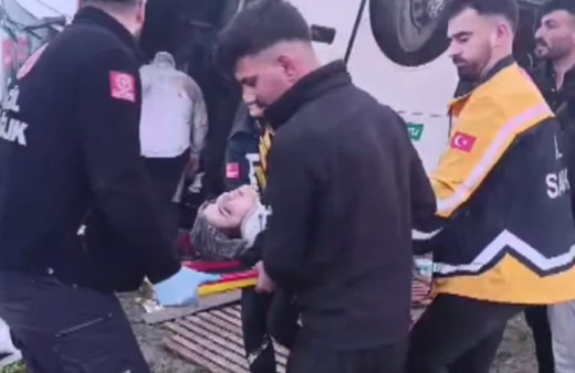 Adana'da korkunç kaza! Yolcu otobüsü devrildi: 2 ölü, 19 yaralı