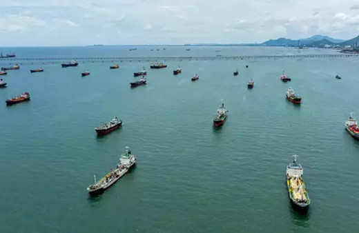 İki LNG tankeri Hürmüz Boğazı'ndan geçti
