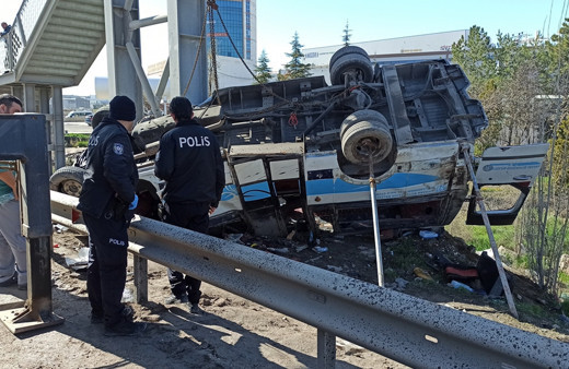 Kahramankazan'da özel halk otobüsü üst geçidin ayağına çarptığı anlar kamerada
