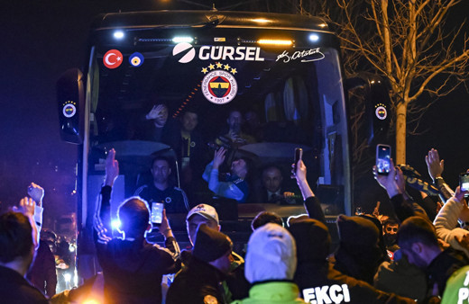 Derbiyi kazanan Fenerbahçe'yi, tesislerinde taraftarları karşıladı