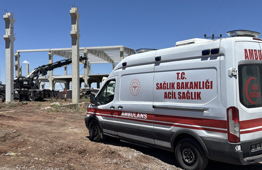 Diyarbakır'da işçiler beton bloğun altında kaldı!