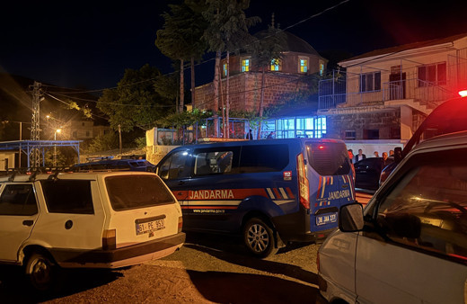 Cami avlusunda bıçaklı saldırı! 2 kişi hayatını kaybetti