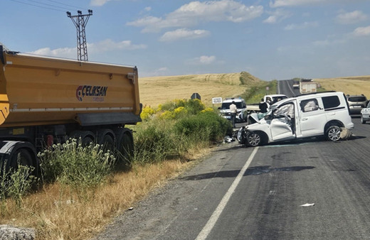 Muş'ta hafif ticari araç ile kamyon çarpıştı! Ölü ve yaralılar var