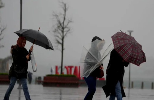 İstanbul için hava durumu alarmı: Şemsiyeleri hazırlayın, sağanak geliyor