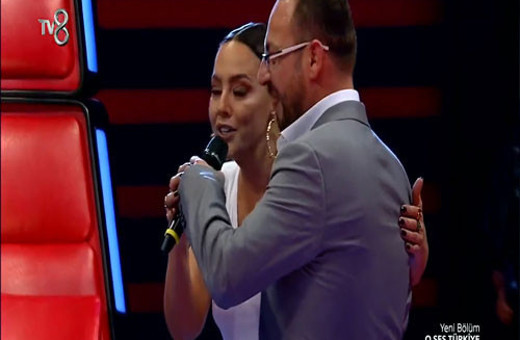 O Ses Türkiye'de Ebru Gündeş kendisini seçen yarışmacıya şarkı söyledi