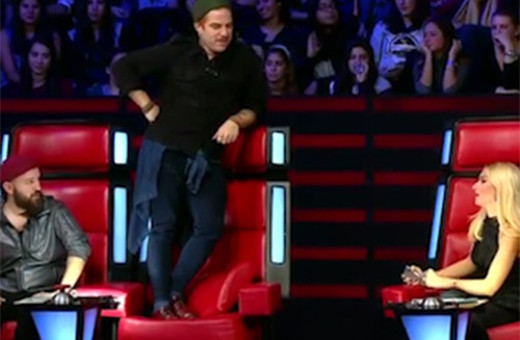 Gökhan bunu da yaptı: Koltuğa çıktı ve ..