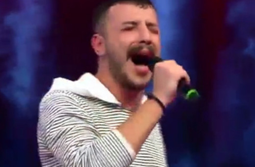 İsyan'la fenomen olan Ahmet Parlak, O Ses Türkiye sahnesinde
