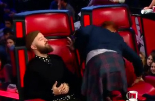 Gökhan koltuğun tepesine çıktı!