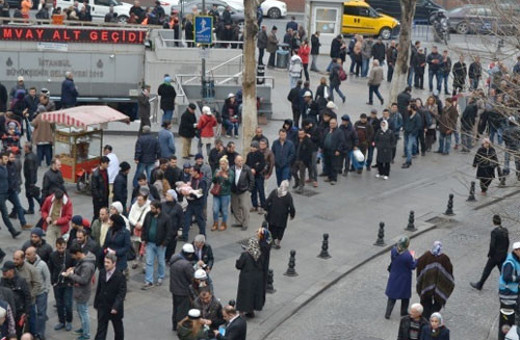 Milli Piyango yılbaşı ikramiyesi sıraya dizdi