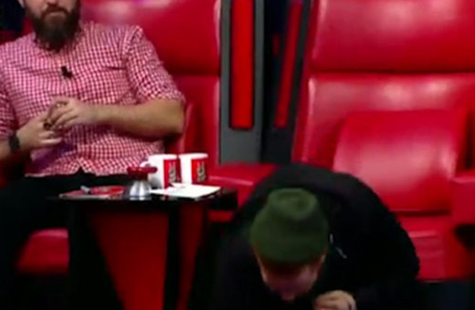 Gökhan yine ortalığı karıştırdı! Yere düşen fındığı aldı ve...