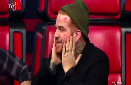 Hadise, Gökhan'ı öpücüğe boğdu!