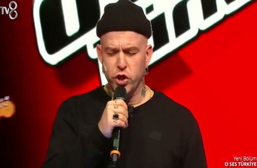 Athena türkü söyledi! Bu seferki çok başka