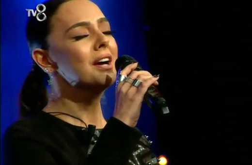 Ebru Gündeş herkesi ağlattı