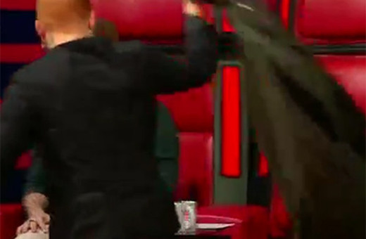 Gökhan ceketini alıp stüdyodan çıktı!