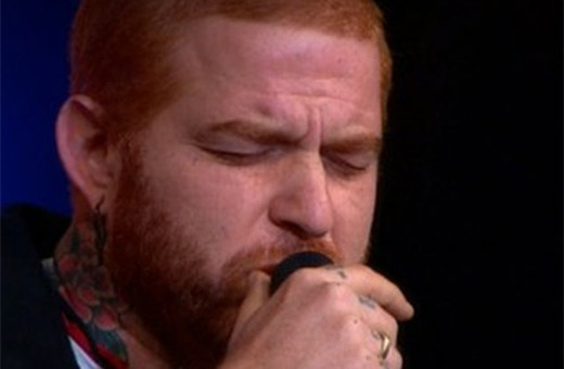 Gökhan'dan tezahüratlar eşliğinde muhteşem şarkı!