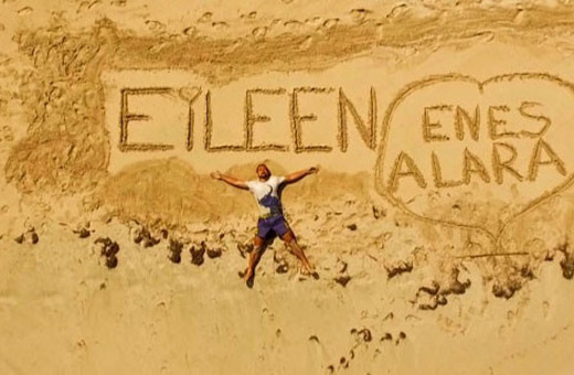 Serhat Akın eşi Eileen için Survivor kumsalına yazdı