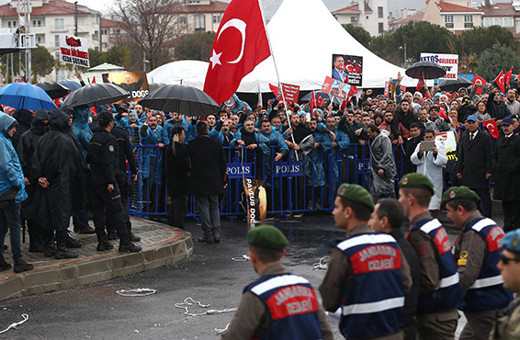 Erdoğan'a suikast girişimi sanıklarına yumurta ve ip atıldı!