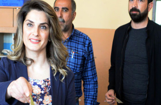 Selahattin Demirtaş'ın eşi tek başına oy kullandı