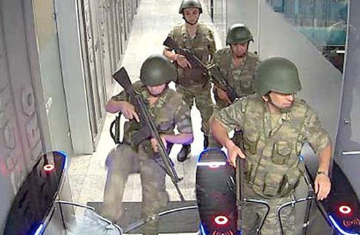 FETö'cü askerler TRT binasından bakın nasıl kaçmış!