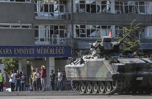 Elinde Türk bayrağı olan yaşlı teyzeye ateş etti