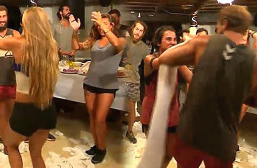 Adem'in Sabriye'yi çıldırtan dansı!