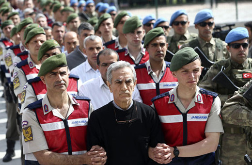 Darbeci generallerin kıyafetlerine dikkat!