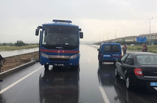 FETÖ’cüleri taşıyan cezaevi ring aracı kaza yaptı