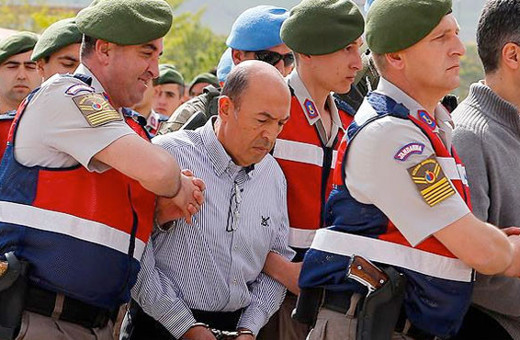 Odaya kendisini kilitlediğini söyleyen general konuştu