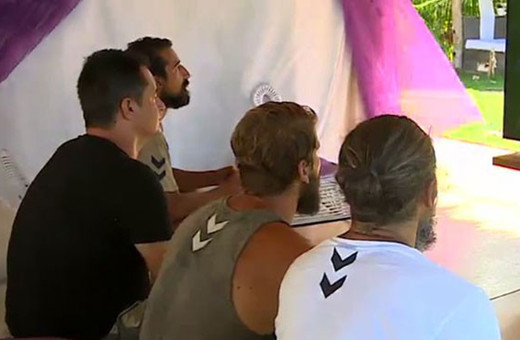 Survivor'da Acun Ilıcalı, ünlü isimlerle oyun oynadı!