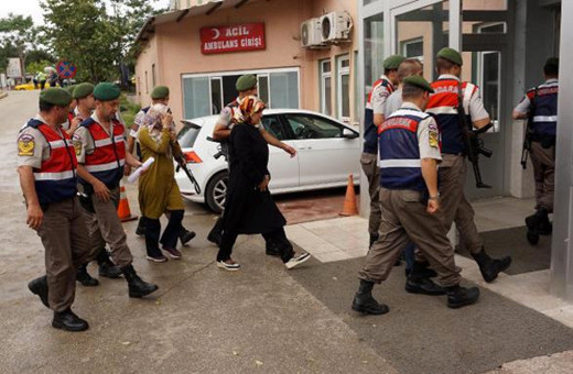 Eşleri kaçmış! FETÖ'cü doktorlar yakalandı