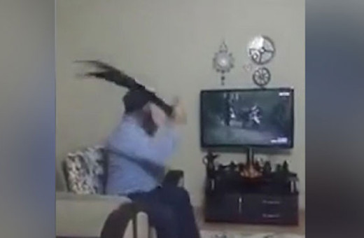 Elinde kılıcıyla Diriliş Ertuğrul dizisini izleyen dede