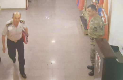 Darbeci generalin rütbeleri böyle sökülmüş