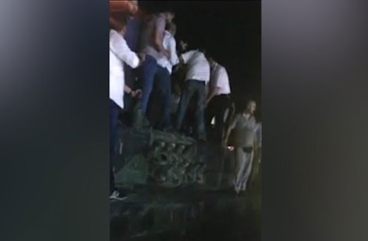 Vatandaşların tankı teslim alma anı (15 Temmuz videoları)