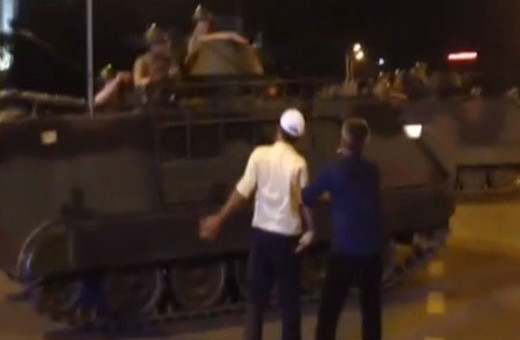 15 Temmuz’un en çarpıcı görüntüsü : Vur ulan vur!