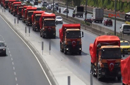 D-100'de Türk bayraklı kamyon konvoyu