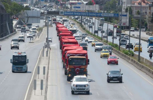 D-100'de Türk bayraklı kamyon konvoyu