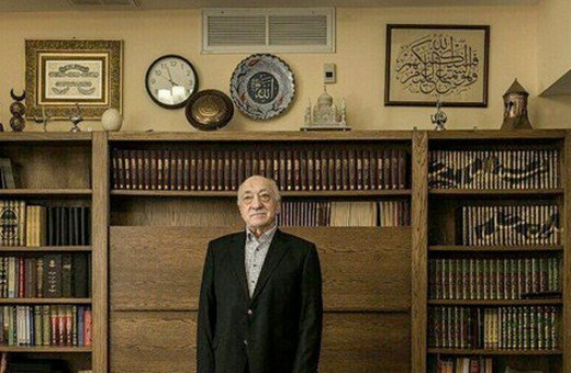 Fetullah Gülen ayakkabısıyla seccadeye bastı