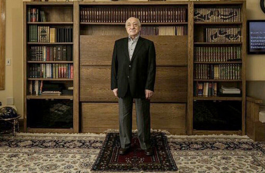 Gülen'in seccade üzerinde ayakkabı ile mesajı kime?