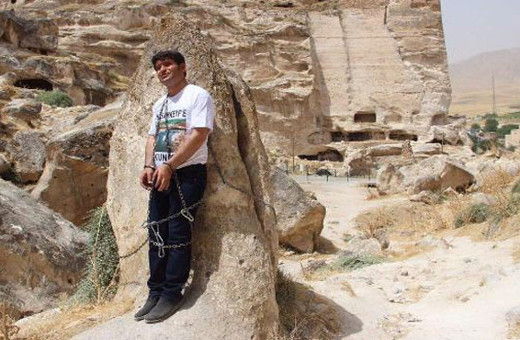 HDP'li vekil kendini kayalara zincirledi