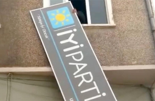 Gemlik'te İYİ Parti'nin tabelaları indirildi