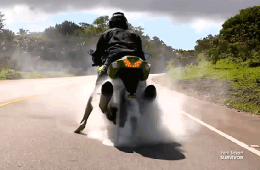 Acun Ilıcalı'dan motosiklet şov Survivor'a böyle başladı