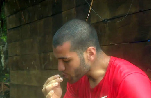 Survivor yarışmacısı bulduğu salyangozları yedi!