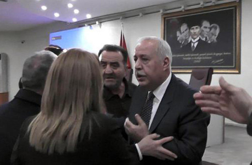 Ortalık fena karıştı! CHP'li üye MHP'li kadın üyenin üzerine yürüdü