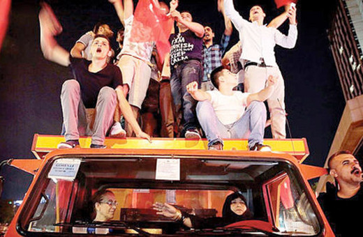 Darbe gecesinin simgesi Şerife Boz sahtekar mı?