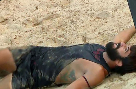 Turabi oyunun ardından acı içinde yerde kaldı