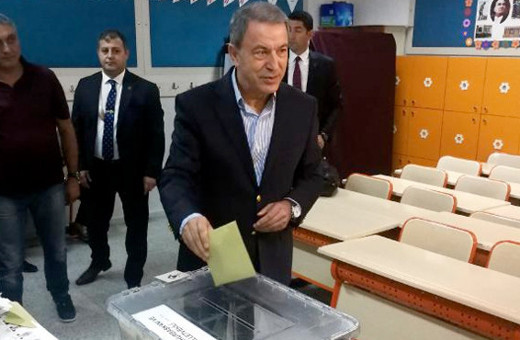 Hulusi Akar ve komutanlar başkentte oy kullandı